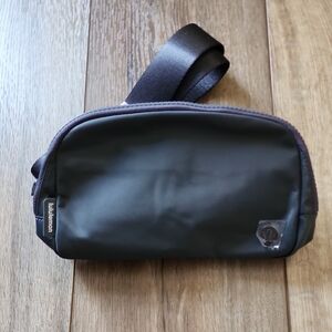 Lululemon Everywhere Belt Bag, 1L, Traverse Grey, New, Never Used With Tags